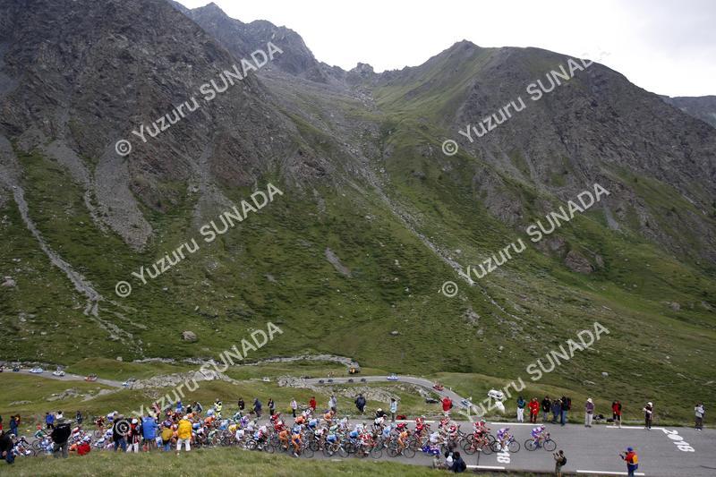 Peloton on Col Agnel010p.jpg